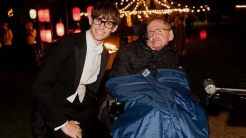 Stephen Hawking med skuespilleren fra filmen The Theory of Everything