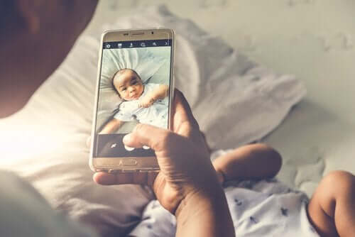 forælder, der tager billede af baby
