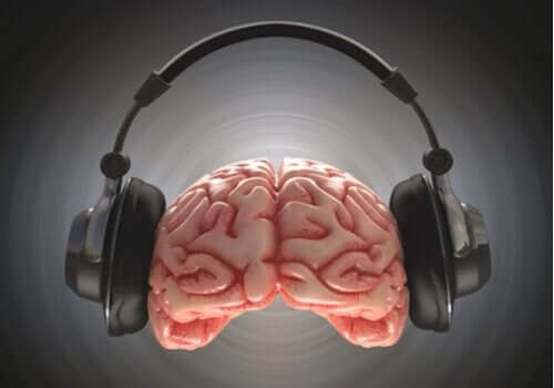 Hjerne med høretelefoner illustrerer, hvordan lydspor påvirker hjernen