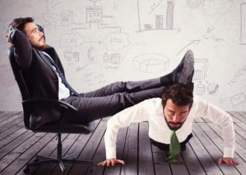 Peter princippet rammer ofte dårlige ledere, som denne mand, der hviler ben på ansat