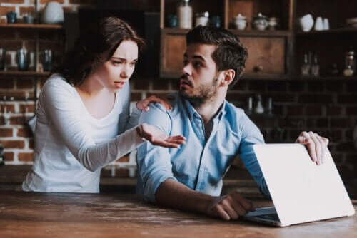 kvinde, der mistænker mand for online utroskab