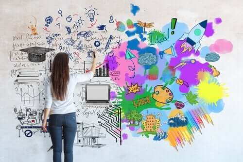 kvinde, der tegner på en væg, illustrerer citater af Piaget om børn og læring