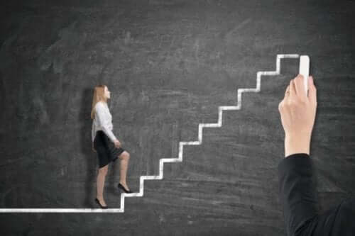 Kvinde går op ad trappe tegnet med kridt
