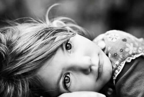 Trist piger lider af reaktiv tilknytningsforstyrrelse