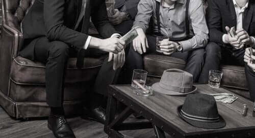 Forretningsmænd sidder i sofaer om bord