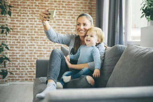mor, der tager selfie af hende og barn