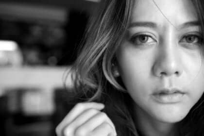 En kvinde, som ser trist ud