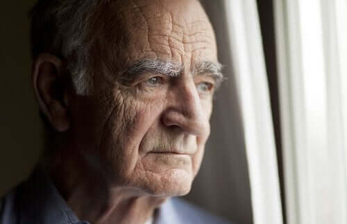 En man ser meget trist ud over ældrelivet på plejehjem
