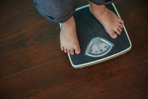 Person vejer sig som del af behandling af overvægt
