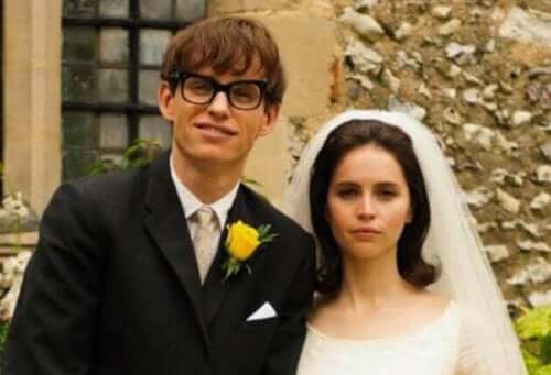 The Theory of Everything starter med en universitetsfest, hvor en ung Stephen Hawking møder sin kommende hustru, Jane