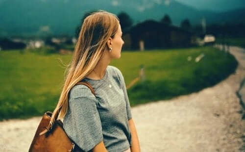 Kvinde på lang grusvej