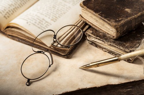 briller og gammel bog