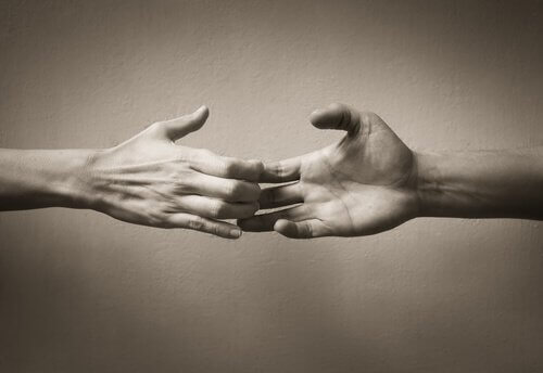 to hænder glider fra hinanden