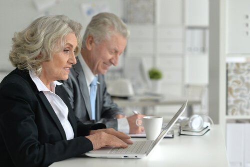 Ældre mennesker arbejder