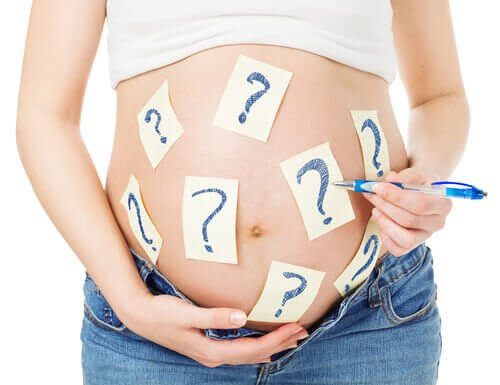 En gravid kvinde med spørgsmålstegn på hendes mave