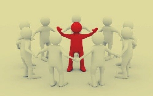 Rød leder står i midten af gruppe