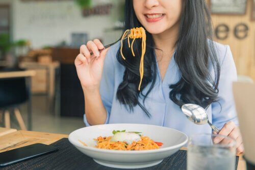 Kvinde spiser spaghetti