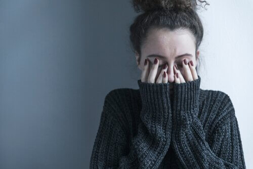 kvinde, der dækker ansigt i hænder, har brug for den græske kur mod depression