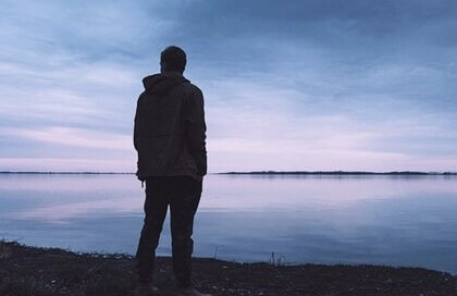 mand ser ud over havet