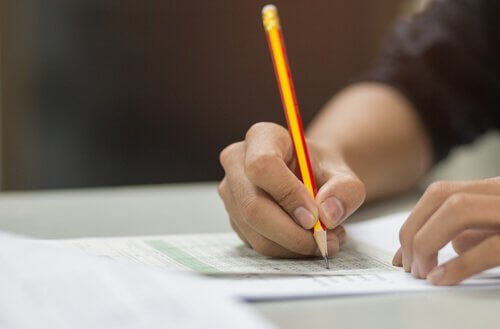 En person laver en test om ideologisk ekstremisme og metakognition