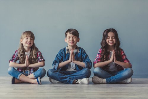 Børn mediterer for at opnå fred