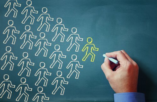 menneskefigurer tegnet på tavle