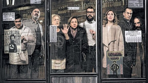 Indfangede mennesker kigger ud