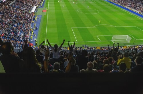 Tilskuere hepper under en fodboldkamp 