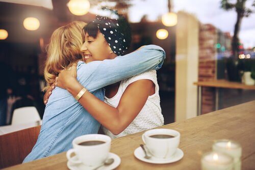 Sunde venskaber illustreres af veninder, der krammer på café