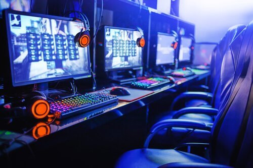 Mange computere ved siden af hinanden