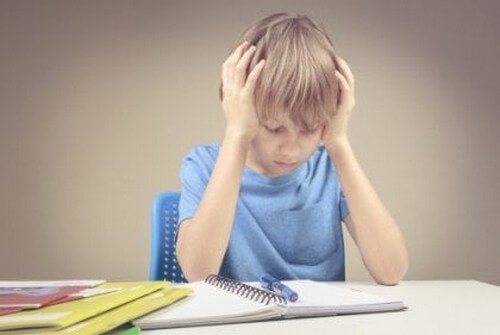 Frustreret dreng laver lektier 