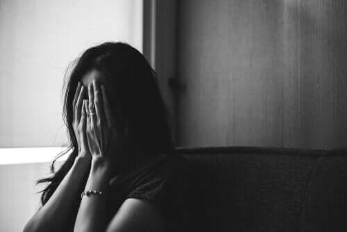 kvinde skjuler sit ansigt