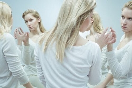 Kvinde, der ser sig selv i spejl, symboliserer de forskellige aspekter af selvet