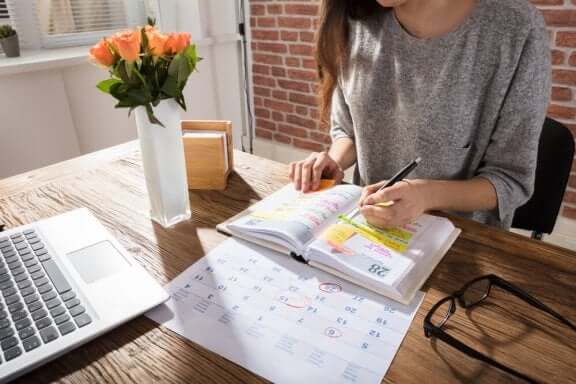 Lav en kalender og en daglig plan for dine underopgaver