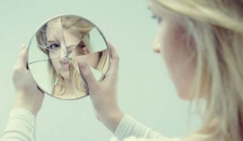 kvinde, der kigger i knust spejl