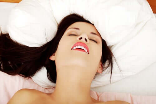 Kvinde i seng symboliserer libido