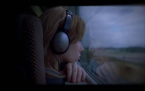 kvinde, der kigger ud af vinduet i tog