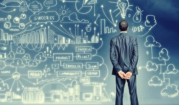 Mand kigger på tavle med tegninger