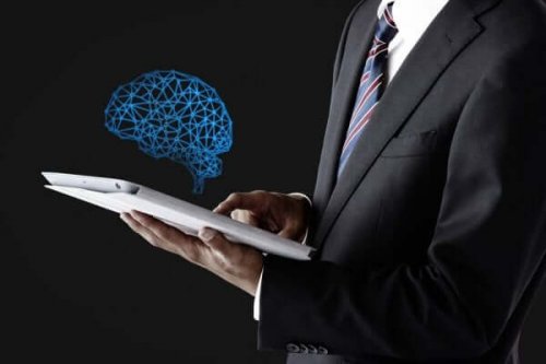 Forretningsmand får lysende hjerne frem fra iPad for at opnå informeret samtykke i psykologi