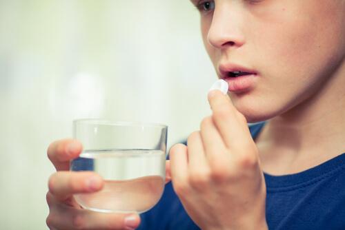 Kvinde tager psykiatrisk medicin