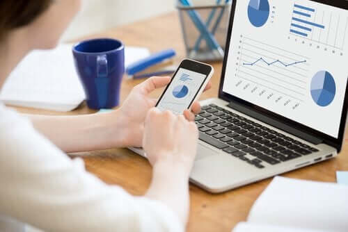 kvinde ved PC med mobil anvender forskellige typer af validitet