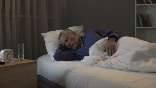 ældre mand, der sover