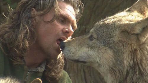 Ellis kysser en ulv