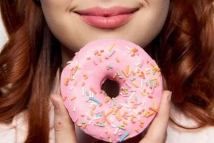 kvinde med en rød donut