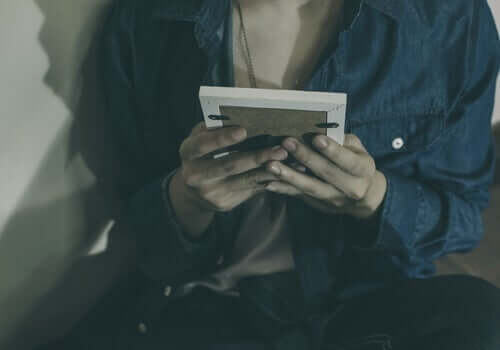 Kvinde ser på billede fra sin barndom som del af indre barn terapi