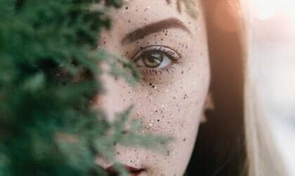 Kvinde med stærk karakter kigger på kamera