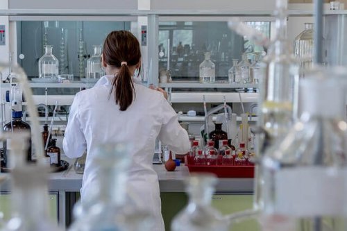 Kvinde i laboratorium anvender forskellige typer af videnskabelige metoder