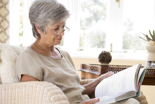 Ældre kvinde læser en bog