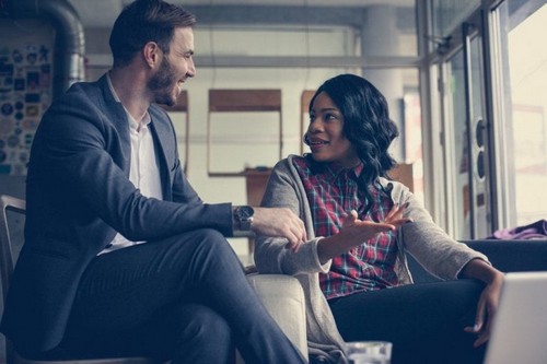 Mand og kvinde har en samtale