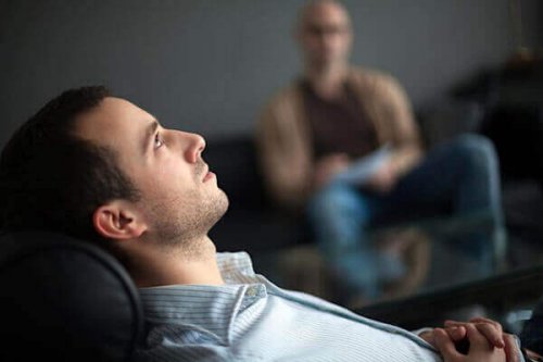 Mand træner MR terapi mod søvnparalyse